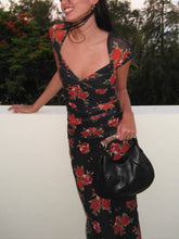 Midikleid mit Blumenmuster und gerüschter Seite